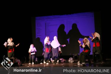 اجرای نمایش «وقتی ما نیستیم» به کارگردانی داوود زارع در بیست و هفتمین جشنواره بین‌المللی تئاتر کودک و نوجوان همدان