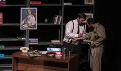 روایت حافظی از «آیزنهاور ۴:۵۷» | یک تئاتر دانشگاهی از سقوط انسانی شرافتمند و صعود انسانی بی‌رحم