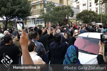 هواداران استاد شجریان مقابل بیمارستان جم پس از شنیدن خبر درگذشت او