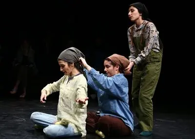 اجرایی بی‌ربط به سالن تئاتر و صحنه نمایش / نگاهی به نمایش "پرتی" به نویسندگی رسول کاهانی و کارگردانی بهار رضی‌زاده