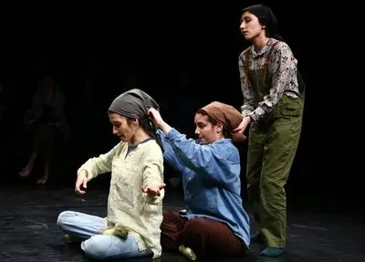 اجرایی بی‌ربط به سالن تئاتر و صحنه نمایش / نگاهی به نمایش "پرتی" به نویسندگی رسول کاهانی و کارگردانی بهار رضی‌زاده