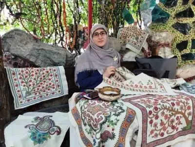 نگاهی به نمایشگاه «صوف»؛ پوشاک و تابلوهای مزین به هنر پته‌دوزی در مجموعه سعدآباد