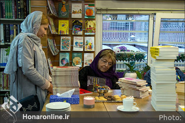 کتاب‌گردی هنرمندان و فرهنگیان در نشر مرکز2