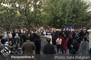 هواداران استاد شجریان مقابل بیمارستان جم پس از شنیدن خبر درگذشت او