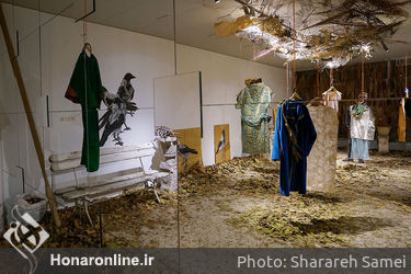 نمایش لباس‌های شقایق عربی به همراه چیدانی از فریدون آو در گالری اردی‌بهشت