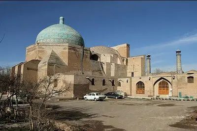 گروهی اروپایی مسجد جامع عتیق قزوین را مرمت می‌کنند