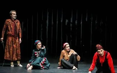  مخلوطی از هجویه‌های کلامی / نگاهی به نمایش" فلان و چنان" به نویسندگی و کارگردانی رضا شاهبداغی