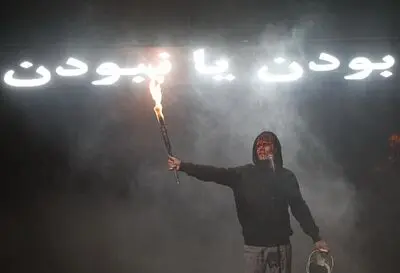سطل‌های خونی که از مرگ خبر می‌دهند / نگاهی به نمایش "هملت" به کارگردانی کریستوفر روپینگ از آلمان
