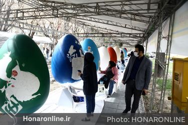  رنگ آمیزی تخم مرغ های نوروزی در بلوار کشاورز