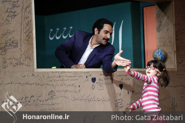 نمایش "عقل صورتی یا مدادی که فقط مشق نمی‌نوشت"