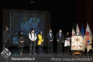 بازدید دکترسید مجتبی حسینی از نمایشگاه آثار سوزن‌دوزی معاصر ایران