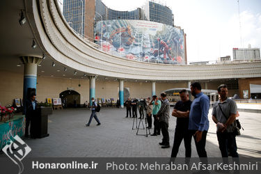 آیین افتتاح نمایشگاه «کن از نمای نزدیک» در ایوان انتظار میدان ولی‌عصر(ع)