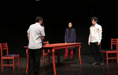 تجمیعی از صحنه‌های اتوودیک و تمرینی / نگاهی به نمایش "تاریکی"  به نویسندگی  و  کارگردانی رامین اکبری