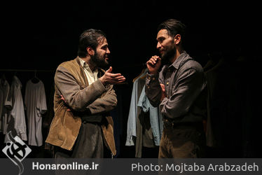 نمایش "پاره سنگ در جیب‌هایش" در سالن تالار مولوی