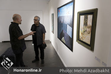 بازدید سید مجتبی حسینی از نمایشگاه "خانم و آقای هنرمند" 