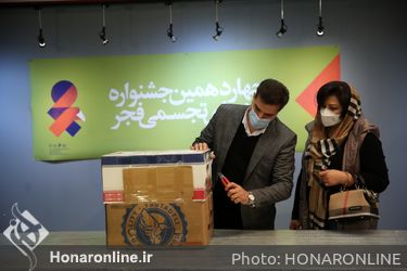 تحویل آثار هنرمندان به چهاردهمین جشنواره هنرهای تجسمی فجر