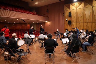 ارکستر سازهای ملی با وحید تاج و رشید وطن‌دوست روی صحنه تالار وحدت