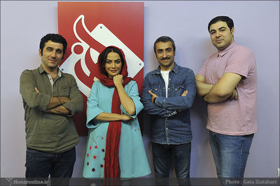 تئاتر هیچ‌گاه عین زندگی نیست / ویژگی مشترک آثارم اعتراض نهفته در متن است /  "طپانچه خانم"  به روایت  شهاب‌الدین حسین‌پور و بازیگران این نمایش