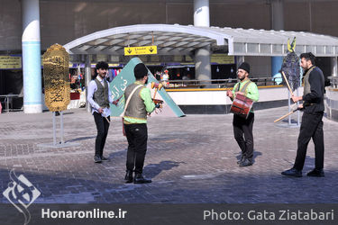 اجرای نمایش‌خیابانی «تکم» در چهل و یکمین جشنواره بین‌المللی تئاتر فجر در ایوان انتظار ولی‌عصر«عج»