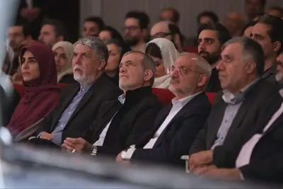 رئیس جمهور به تماشای «سیمرغ» نشست + تصاویر