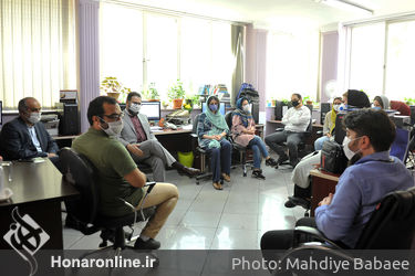بازدید سید مجتبی حسینی از خبرگزاری هنرآنلاین به مناسبت روز خبرنگار