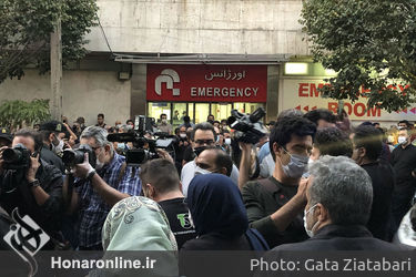 هواداران استاد شجریان مقابل بیمارستان جم پس از شنیدن خبر درگذشت او