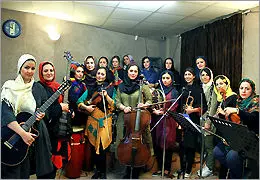 گروه ستاره قطبی موسیقی پاپ را به چهار زبان برای بانوان اجرا می‌کند 