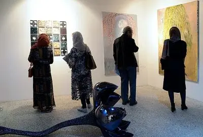 از خندیدن به موبایل اسطوره‌ها و باغ ایرانی تا نقشه سرزمین‌های خیالی / نگاهی به چهار نمایشگاه تجسمی