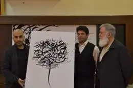 خط نبشته‌های کوروش قاضی‌مراد با قلم سریر در گالری ممیز خانه هنرمندان روی دیوار می‌رود