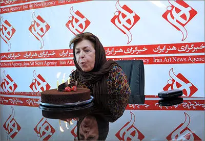لیلى گلستان با ٥٠ فرزند شمع ٧١ سالگى‌اش را فوت کرد / کادوى خاص تولد خانم گلستان تجسمى و ترجمه!