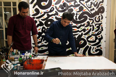 پرفورمنس کالیگرافی مهدی حاجی محمدی فریمانی در گالری ترانه باران
