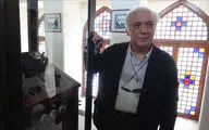 نشان ایسفا در دستان خسرو سینایی
