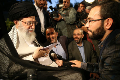 رهبر انقلاب در دیدار با جمعی از شعرا: رقص شمشیر جاهلیت مدرن در کنار جاهلیت قبیلگی را هجو کنید