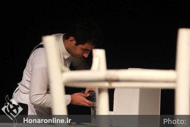 نمایش "ظَمان، مَکان، ذَبان" در خانه نمایش مهرگان