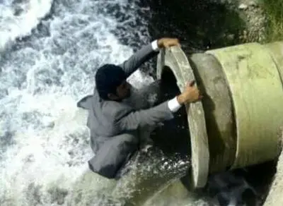 حمایت رضا صادقی از یک عضو شورای شهر بندرعباس / وقتی آقای مشکی‌پوش به کمپین حمایتی دریا می‌پیوندد