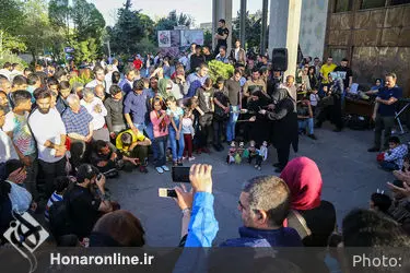 اجرای هنرهای نمایشی در محوطه تئاتر شهر