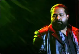 رضا صادقی "همین" را اجرا می‌کند