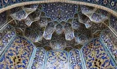 مقرنس؛ پایه تصویری هنر اسلامی و از پیچیده‌ترین عناصر تزئینی معماری سنتی