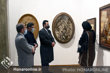 بازدید نایب رییس کمیسیون فرهنگی مجلس از نمایشگاه نگاره‌های چوبی در فرهنگسرای نیاوران