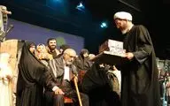 تقدیر حجت‌الاسلام مازنی از خانواده شهید حسین فهمیده / رئیس کمیته فرهنگ، هنر و رسانه به تماشای نمایش 
