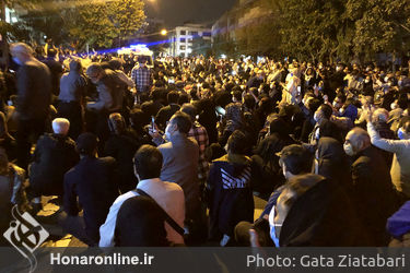 هواداران استاد شجریان مقابل بیمارستان جم پس از شنیدن خبر درگذشت او