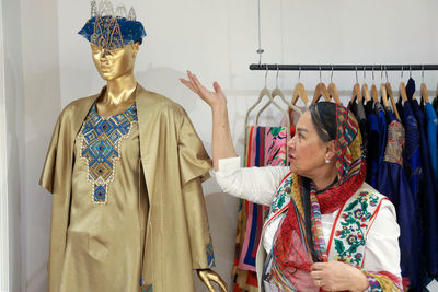 بلوچ‌دوزی‌ زنان ایران به برونئی می‌رود / رونمایی از لباس ملکه در تهران
