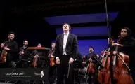 آیسو با رهبر اتریشی برنامه اجرا می‌کند