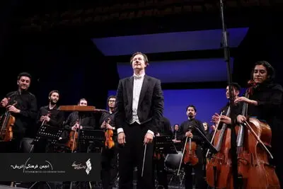 آیسو با رهبر اتریشی برنامه اجرا می‌کند
