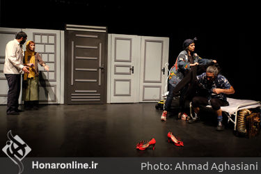 نمایش "خانه نم زده" در تماشاخانه نوفل‌لوشاتو