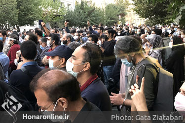 هواداران استاد شجریان مقابل بیمارستان جم پس از شنیدن خبر درگذشت او