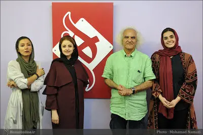 فعلاً در جهان شوخی تاریخ قرار داریم / نمایش‌های من سخت اما قابل فهمیدند / روایت محسن حسینی و بازیگرانش از نمایش "فروغ ساراپینا" و چهار زن مهم تاریخ معاصر