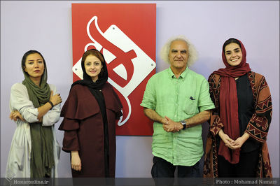 فعلاً در جهان شوخی تاریخ قرار داریم / نمایش‌های من سخت اما قابل فهمیدند / روایت محسن حسینی و بازیگرانش از نمایش "فروغ ساراپینا" و چهار زن مهم تاریخ معاصر