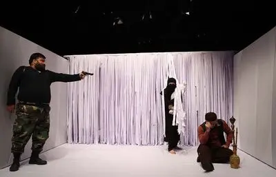 نمایش بر اساس خرده موضوع‌ها / نگاهی به نمایش " سرگذشت نابهنگام زنی که مدام می‌خندید " سیاوش عالی‌پور