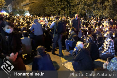 هواداران استاد شجریان مقابل بیمارستان جم پس از شنیدن خبر درگذشت او